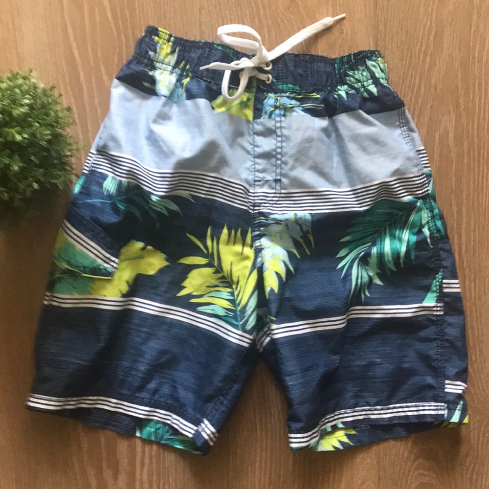 Kanu Surf boys medium (10-12) board shorts. Pockets and elastic waist (22 inch)